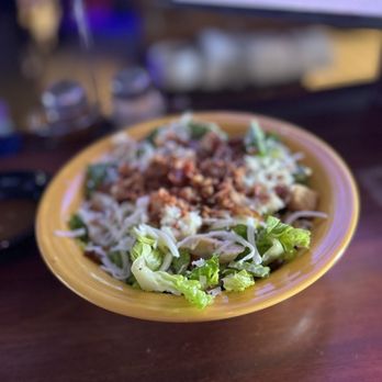 Salad with crispy toppings